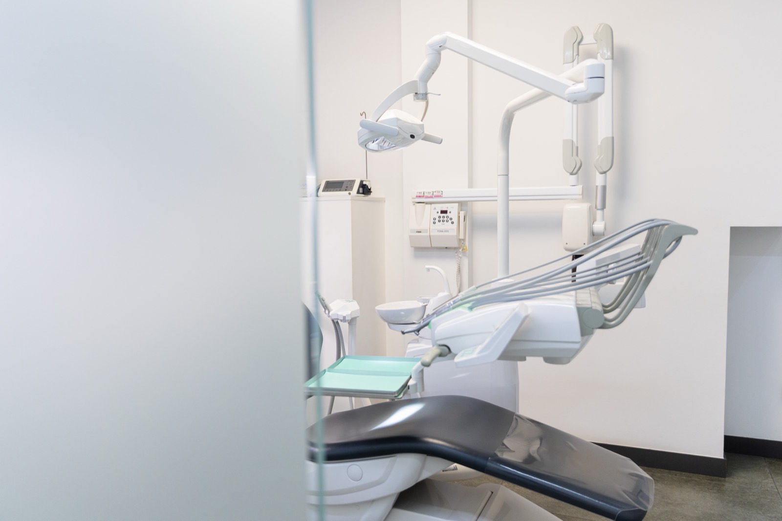 Sillón dental con lámpara articulada